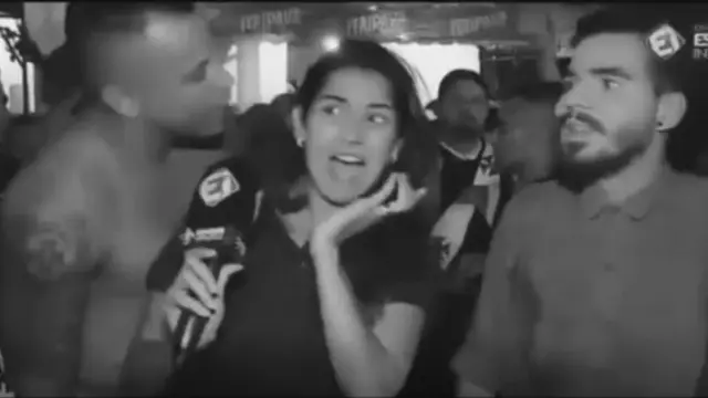 లైవ్‌లో ముద్దాడుతున్న ఆటగాడు