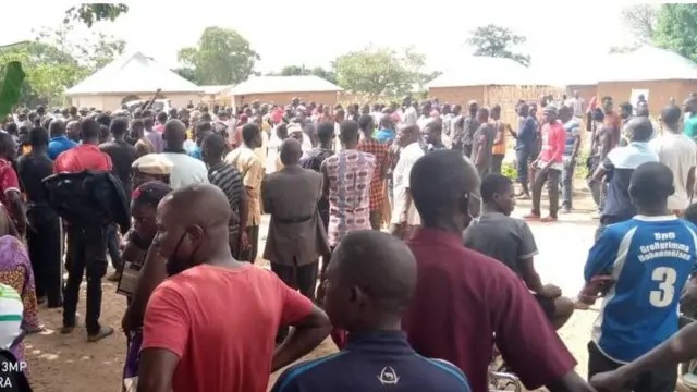 Pipo gada for di village