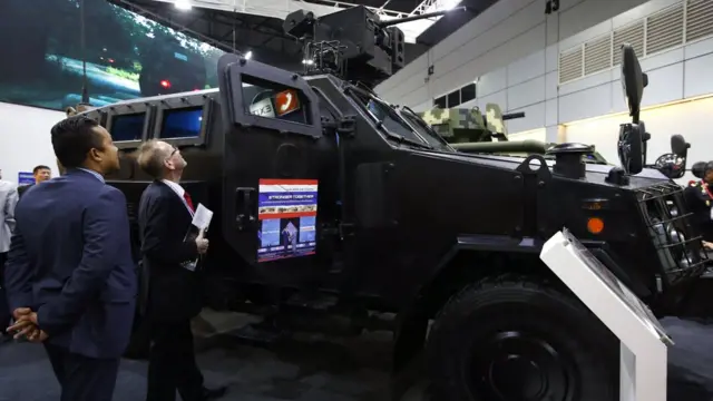 လက်နက် ထုတ်တဲ့ ကုမ္ပဏီ တွေ သူတို့ရဲ့ နောက်ဆုံး ပေါ် လက်နက်တွေကို လာရောက် ပြသကြတာ ဖြစ်တယ်