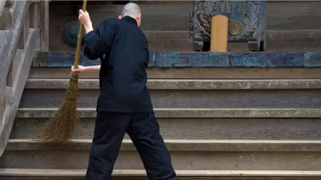 చీపురుతో ఊడ్చడం