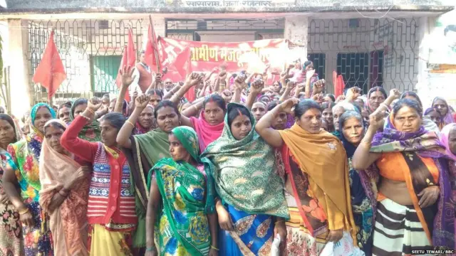 शौचालय अनुदान के लिए प्रदर्शन करती महिलाएं