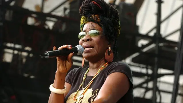 Rita Marley en concert au Musée d'art de Philadelphie aux Etats-Unis.