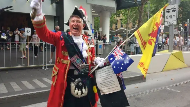 બ્રિટીશ પોશાકમાં એક વ્યક્તિ