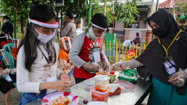 Sejumlah anak membuat kue saat mengikuti kegiatan belajar di Kampung Belajar New Normal, Pinang, Kota Tangerang, Banten, Jumat (19/06).