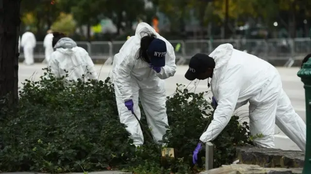 Los forenses recolectando evidencia.
