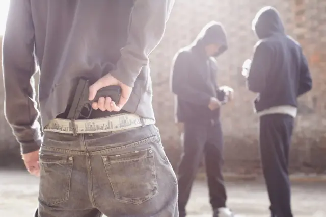 jóvenes delincuentes.