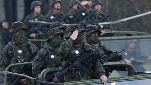 Српски војници у тенковима на војној паради у Београду 2014. године