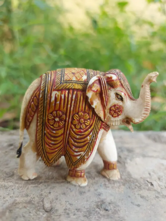 யானை தந்தத்தில்செய்யப்பட்ட யானை பொம்மை