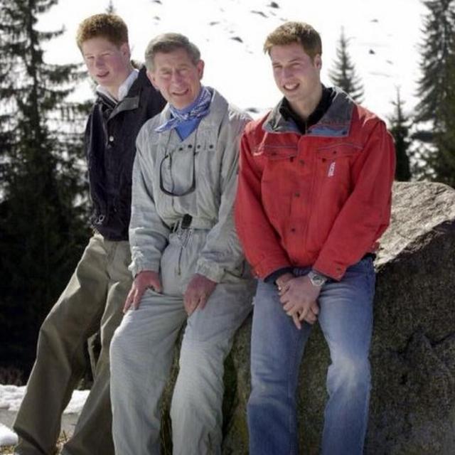 El príncipe Carlos junto a sus hijos durante unas vacaciones en Suiza.
