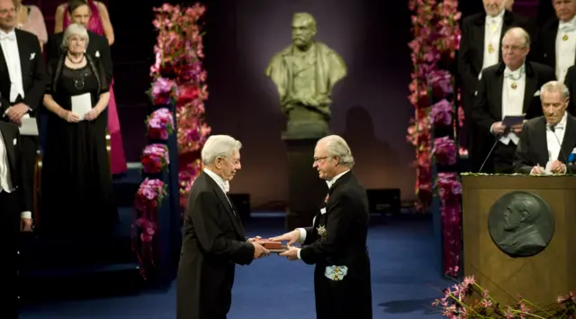 Vargas Llosa recibe el premio nobel.