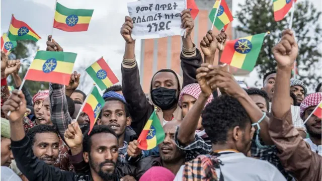 በትናንትናው ዕለት በመስቀል አደባባይ በተካሄደው ታላቁ የጎዳና ኢፍጣር ስነስርዓት ላይ ለመካፈል ከመጡት መካከል በጎንደር ከቀብር ስነስርዓት ጋር በተያያዘ በተነሳ ጠብ ምክንያት ሙስሊሞች መገደላቸውን በማውገዝ መፈክር የያዙ ይገኙበታል