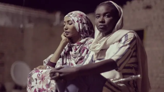 نمارق وصديقتها نيارز بعد مشهد رفض والديها رجوعها إلى الاعتصام