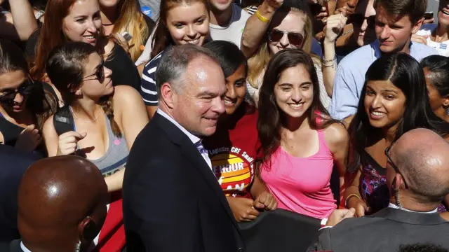 Tim Kaine en un acto de campaña con jóvenes