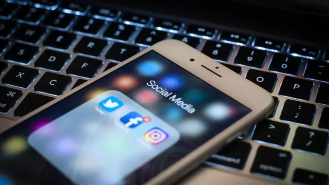 ټولنیزې رسنۍ