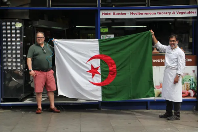 Hakim aurait aimé être en Égypte pour pouvoir défiler et porter le drapeau national, cher à son cœur. La victoire, c'est forcément ''une obligation''. ''On n'est pas en Égypte pour faire du tourisme mais pour gagner et ramener le trophée en Algérie inchallah'' affirme avec conviction le commerçant.