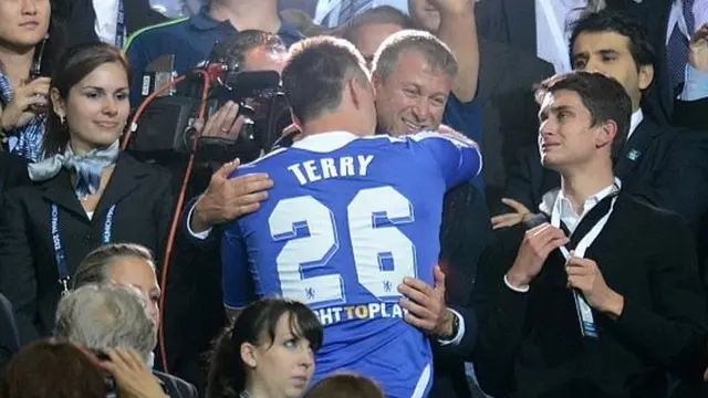 阿布拉莫维奇与英国足球明星约翰·特里（John Terry）拥抱