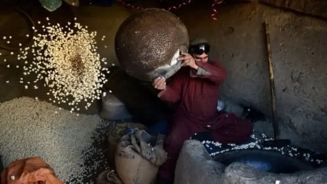 पॉपकॉर्न बनताना