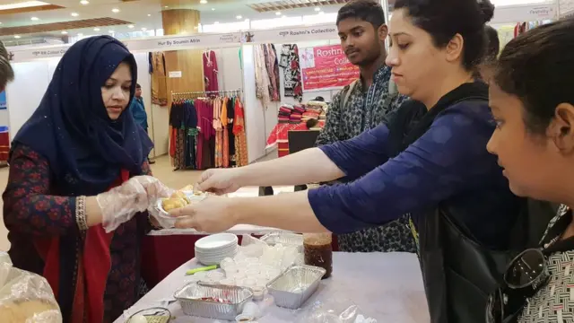 ফুচকা নিয়ে আগ্রহ নারী-পুরুষের সমান।