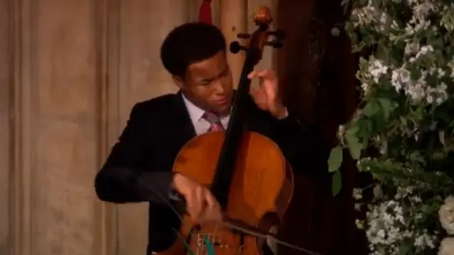 Violoncelista Sheku Kanneh-Mason,aposta presidente19 anos, toca enquanto Harry e Meghan assinam o registro matrimonial