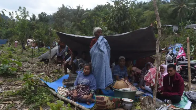 Warga terpaksa tinggal di tenda darurat di ruang terbuka seperti sawah, lapangan dan halaman rumah mereka karena khawatir akan adanya gempa susulan, dan para pengungsi berharap mendapatkan bantuan berupa makanan, air dan selimut.