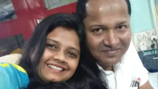 पति के साथ अर्चना