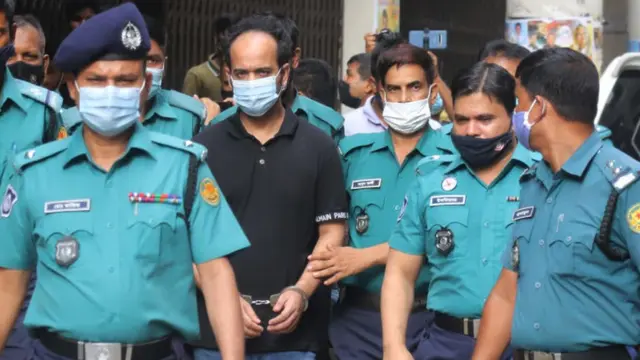 ইভ্যালি প্রধান নির্বাহী মোহাম্মদ রাসেলকে পুলিশ সেপ্টেম্বর মাসের ২১ তারিখে গ্রেফতার করে।