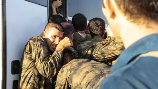 Boğaziçi Köprüsü'nde teslim olan bazı askerler