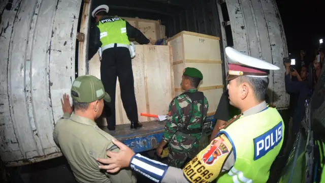 Personel gabungan Polri, TNI dan Satpol PP melakukan pemeriksaan kendaraan di jalan raya Pantura Situbondo, Jawa Timur, Sabtu (18/5/2019) malam. Pemeriksaan kendaraan beserta penumpang dan barangnya tersebut untuk mengantisipasi pergerakan massa yang akan berangkat ke Jakarta menjelang pengumuman hasil rekapitulasi suara Pemilu 2019 di kantor KPU. ANTARA FOTO/Seno/wsj.