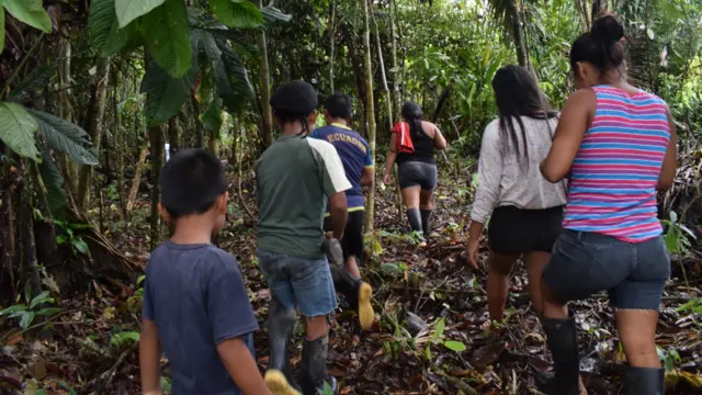 Grupo de personas buscando alimentos