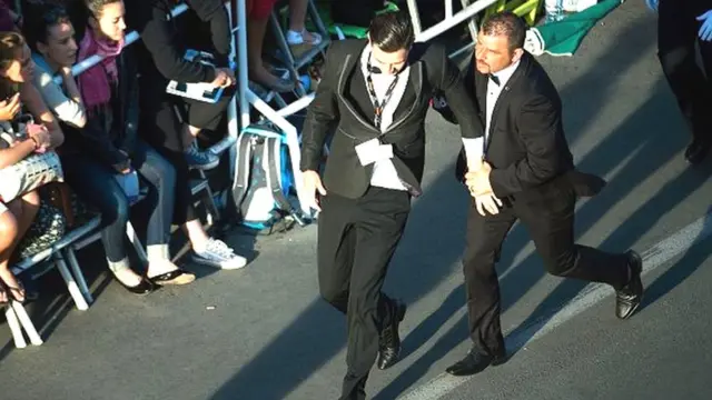 En 2016, Vitali Sediouk a tenté d'embrasser le derrière de l'Américaine Kim Kardashian mais a été maîtrisé par son garde du corps.