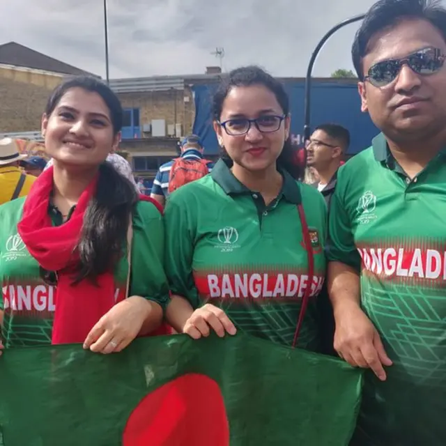 ওভাল স্টেডিয়ামের বাইরে বাংলাদেশের সমর্থকরা