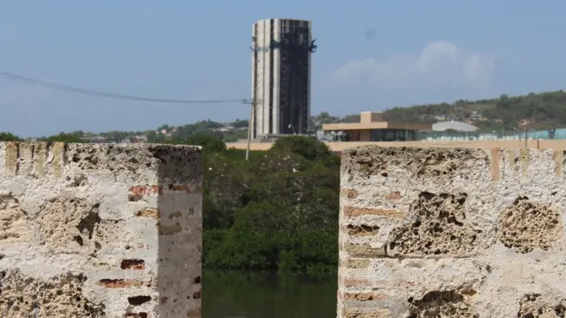 Edificio desde los muros