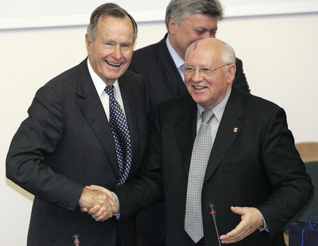 George H. W. Bush y Mijaíl Gorbachov dándose la mano.