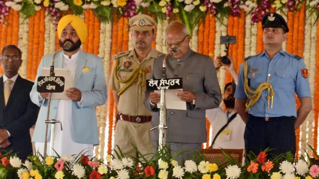 भगवंत मान को शपथ दिलाते बनवारी लाल पुरोहित