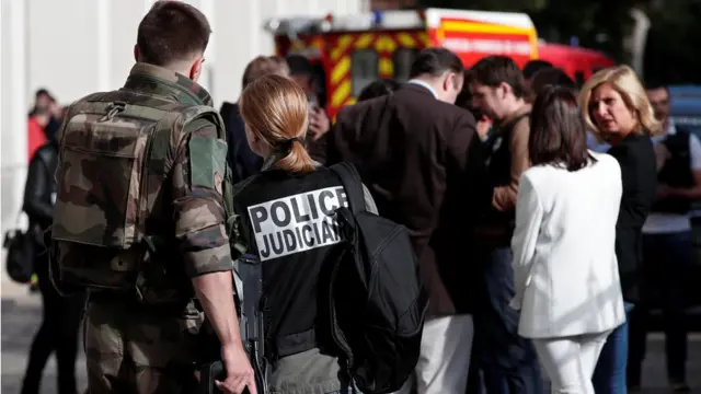 الشرطة تقول إن السيارة التي تبحث عنها من طراز بي إم دبليو