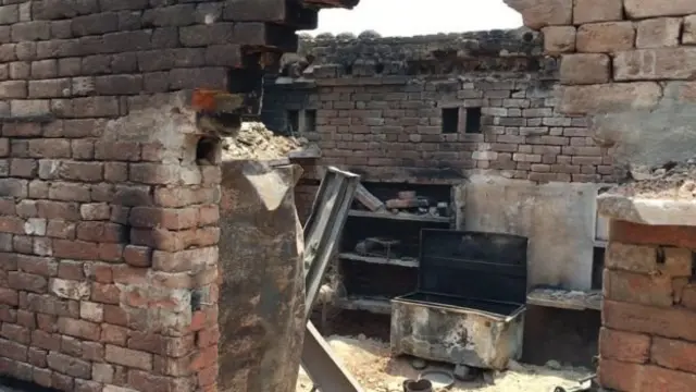 විනාශ කරන ලද දලිත් නිවසක්