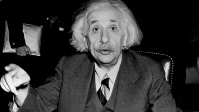 आईनस्टाईन यांचा सापेक्षतावादाचा सिद्धांत एमी यांनी सोपा करून सांगितला.