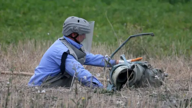 टारटार ज़िले में काम करते अज़रबैजान के लैंड माइन्स एक्सपर्ट