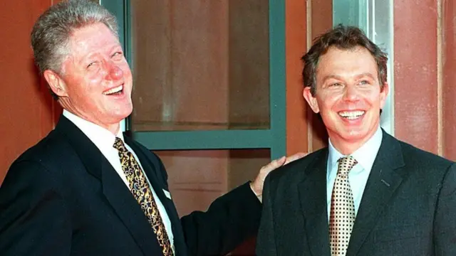 الرئيس الأميركي السابق بيل كلنتون ورئيس الوزراء البريطاني السابق توني بلير