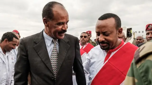 يتمتع رئيس الوزراء الإثيوبي آبي أحمد (إلى اليسار) بعلاقات جيدة مع رئيس إريتريا أسياس أفورقي