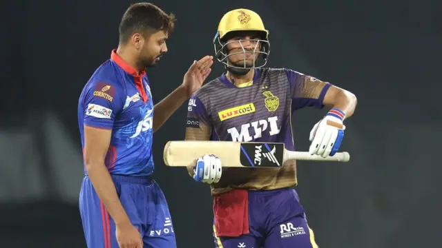 गिल को आवेश ख़ान ने कैच आउट कराया