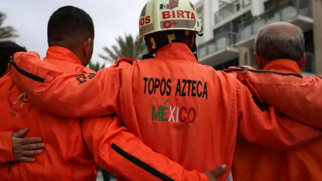 Trabajadores de los Topos Azteca de espaldas