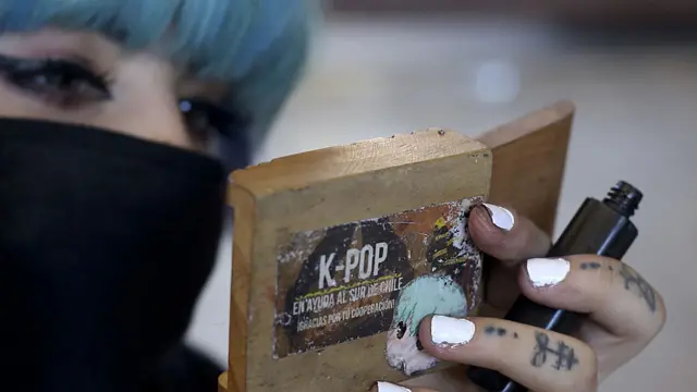 Un miembro del grupo musical chileno 'Rough Bunnies'