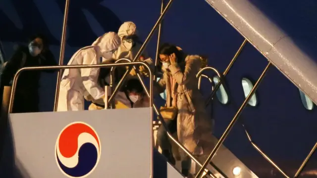 2020년 2월 12일 오전 중국 후베이성 우한 지역에 고립돼 있던 우리 교민과 중국국적 가족 등이 서울 김포국제공항에 도착해 전세기에서 내리고 있다