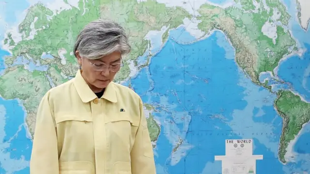 (캡션) 중앙재난안전대책본부 대책회의 주최하는 강경화 외교부 장관. 묵념으로 회의를 시작했다