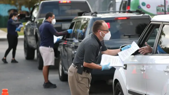 Очередь за заявлениями на пособие по безработице во Флориде. Сайт штата упал от наплыва желающих, пришлось раздавать формуляры вручную