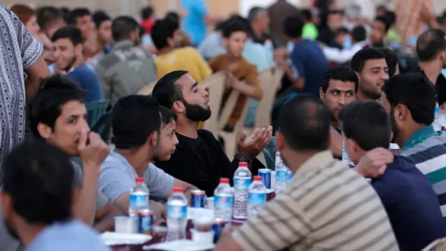 Wadansu Falasdinawa lokacin da suke shan ruwa a kusa da iyakar zirin Gaza da kasar Isra'ila ranar Alhamis