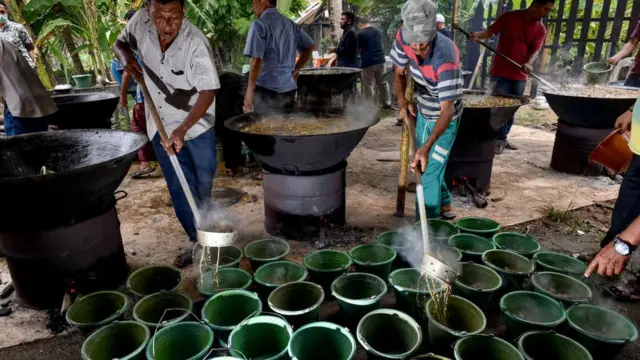 Wasu mazaje na yin girki ga waɗanda za su halarci taron bikin tunawa da ranar haihuwar Annabi Muhammad a birnin Krueng Barona Jaya a lardin Aceh a ƙasar Indonesia a ranar 29 ga watan Oktoba 2020