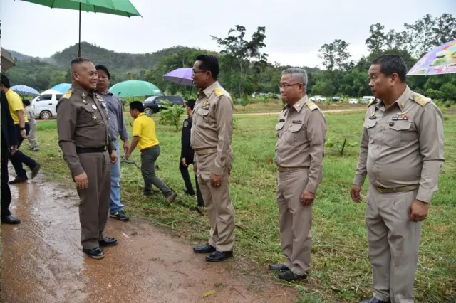 พล.อ.อ. สถิตย์พงษ์ สุขวิมล ราชเลขานุการในพระองค์สมเด็จพระเจ้าอยู่หัว และคณะ พร้อมด้วยนายสุวพันธุ์ ตันยุวรรธนะ รัฐมนตรีประจำสำนักนายกรัฐมนตรี ตรวจเยี่ยมและติดตามความก้าวหน้าโครงการก่อสร้างสถานพักพิงสัตว์ในพระราชานุเคราะห์