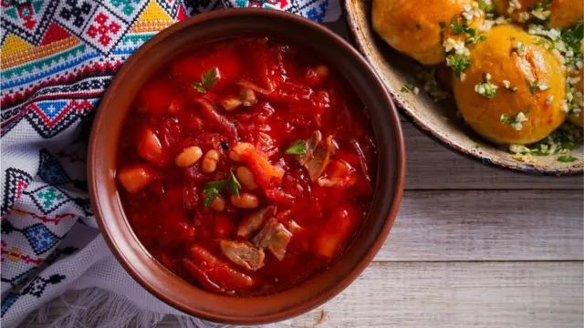 борщ український з пампушками